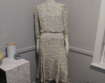 Vintage Dress with Lace around the waist- yellow with colourful abstract leaf pattern - retro everyday fashion