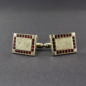 Gemelos rectangulares vintage con escudos, forma cuadrada, diamantes de imitación rojos y tono dorado brillante.