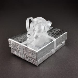 The item arrives in a new silver foil gift box wrapped with white ribbon and is Included with your purchase. It makes the perfect gift for a man’s wedding or for his groomsman. It is also great for an anniversary, birthday, fathers day or any holiday such as a Christmas present or even a corporate gift for a job promotion or retirement.