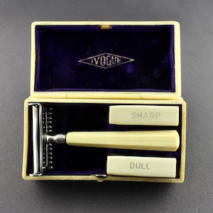 Vintage 1910s Ivogue Brand Silver Single Edge Safety Razor And 2 Blade Cases In Original Yellow Celluloid Box