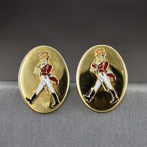 These are cufflinks that are of heirloom quality and makes an elegant gift for your husband or boyfriend.