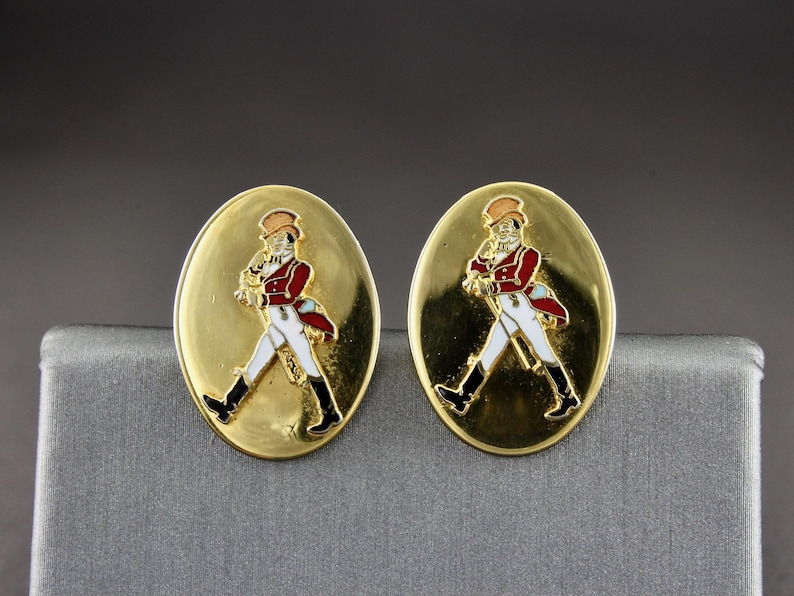 These are cufflinks that are of heirloom quality and makes an elegant gift for your husband or boyfriend.