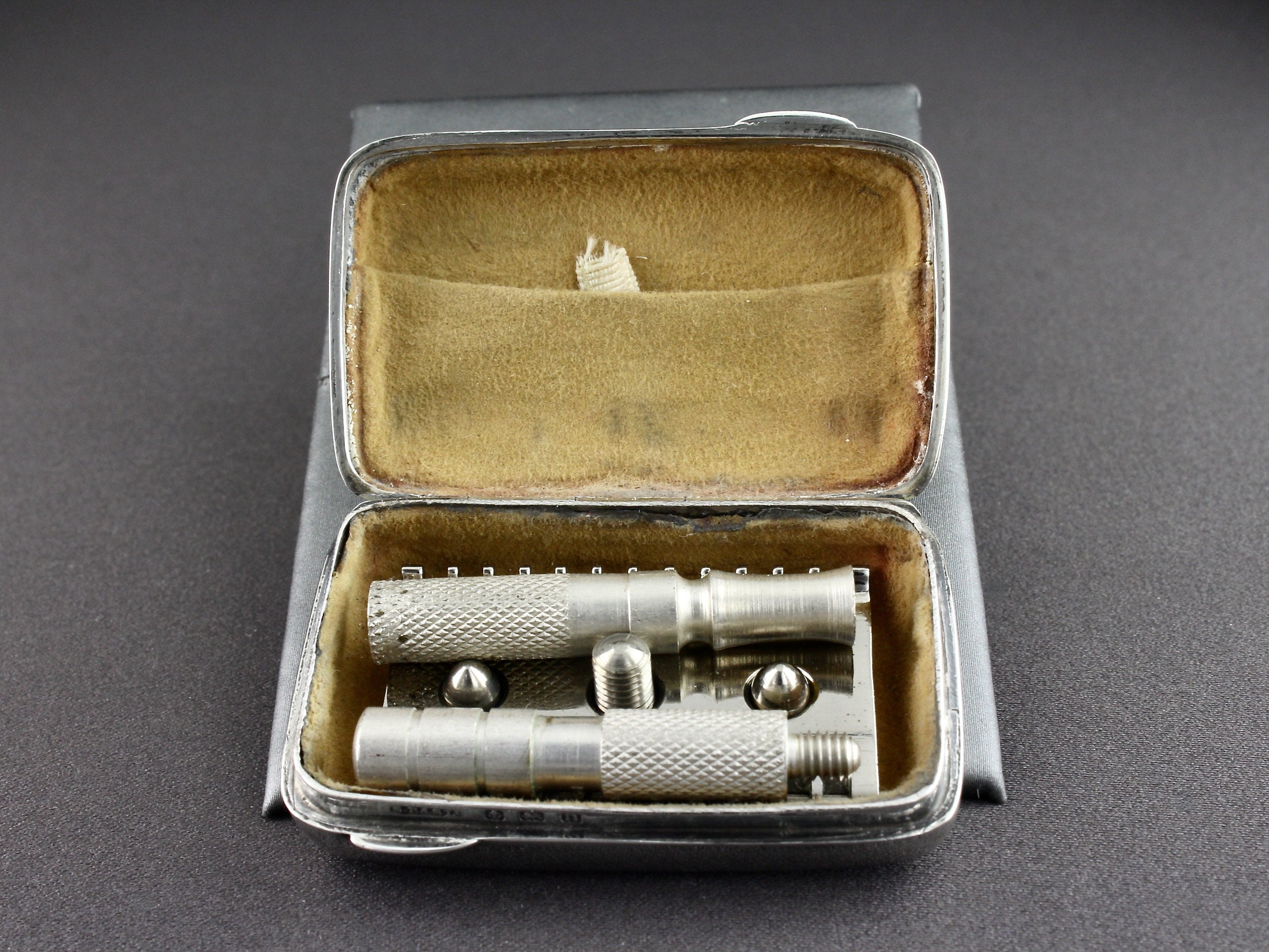 Vintage 1910s Silver Double Edge Safety Razor In A English Hallmarked Sterling Silver Travel Case