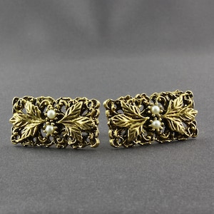 Könnte beinhalten: Ein Paar goldfarbene Ohrringe mit einem Blattdesign und drei weißen Perlenakzenten.