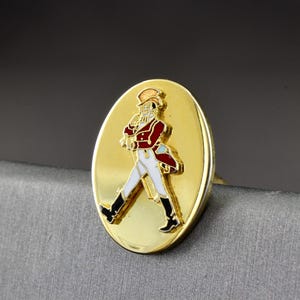 This is a very collectable gift for the modern gentleman who wants to show his individual style and personal flair with cufflinks.