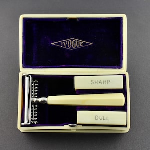 Vintage 1910s Ivogue Brand Silver Single Edge Safety Razor And Blade Cases In Original Yellow Celluloid Box