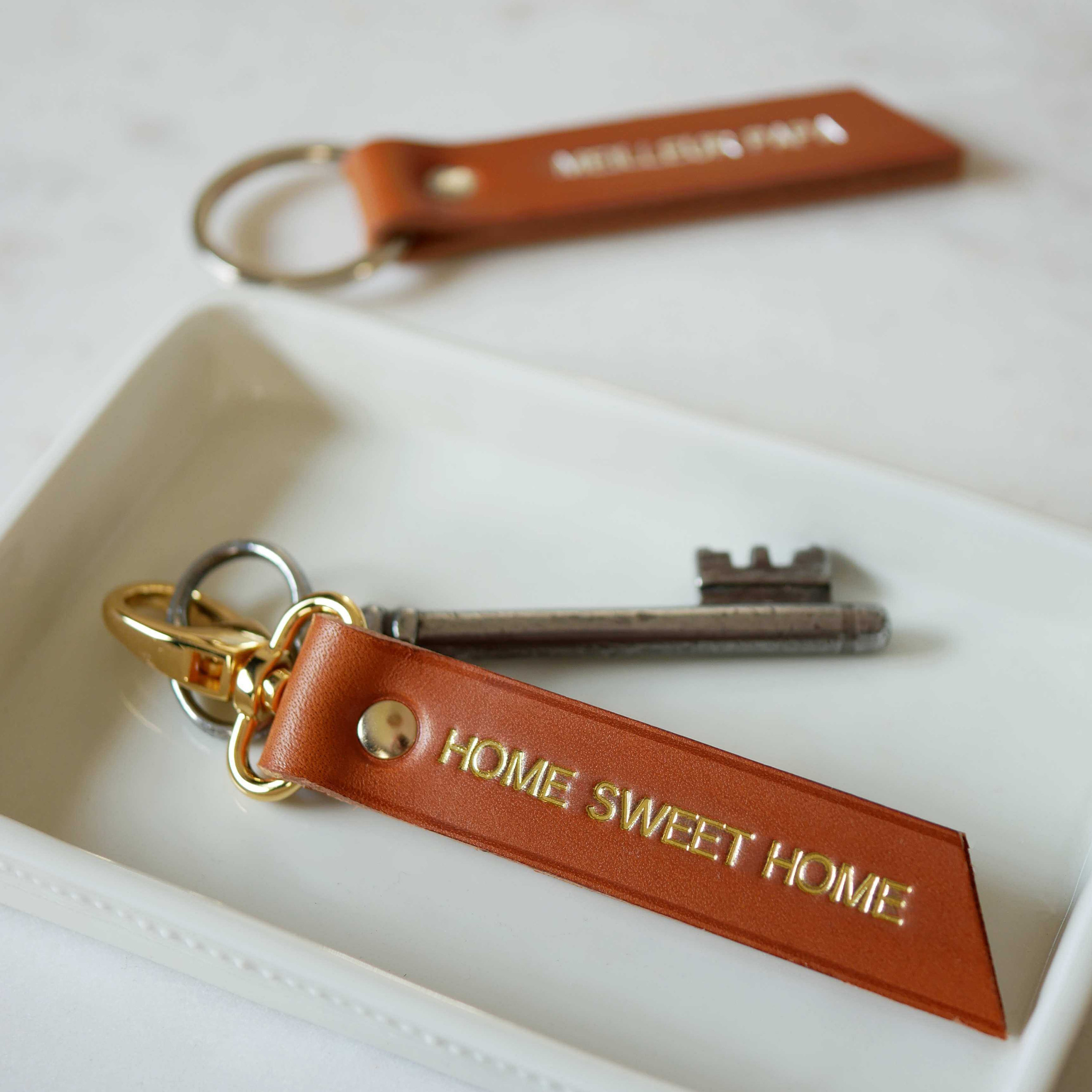 Rendu Darrière Plan Blanc Dun élégant Porte Clés En Métal Rond Noir Avec Porte Clés, Porte Clés