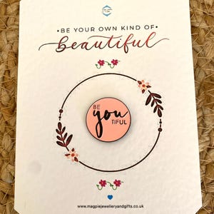 Crea tu propio pin bonito. Insignia de recuerdo, regalo para enviar por correo, insignia de positividad, insignia hermosa. Regalo con inserto de tarjeta.