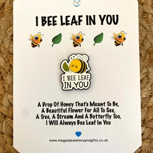 Insignia de abeja. Insignia de Believe, insignia de recuerdo, regalo para enviar, insignia de positividad, insignia divertida. Regalo para insertar en una tarjeta.