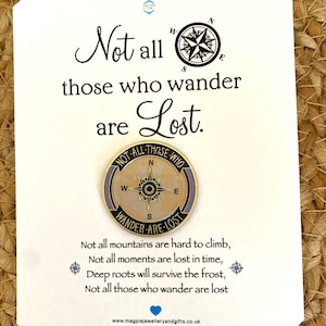 Badge avec épingle, badge souvenir, cadeau à poster, badge positivité, beau badge avec épingle Tous ceux qui errent ne sont pas perdus. Insertion de carte cadeau