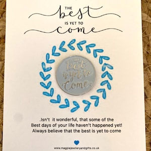 Le meilleur reste à venir. Insigne souvenir, cadeau à poster, insigne positivité, magnifique insigne. Insertion de carte cadeau.