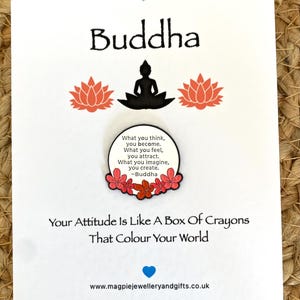 Insigne d'épingle de mots de Bouddha. Insigne souvenir, cadeau à poster, insigne positivité, magnifique insigne. Insertion de carte cadeau.