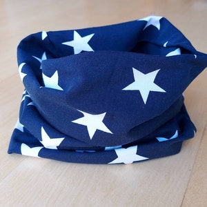 Könnte beinhalten: Ein marineblauer Nackentuch mit einem weißen Sternenmuster. Der Nackentuch ist gefaltet und aufgerollt.