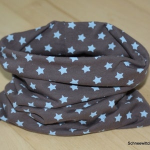 Könnte beinhalten: Ein brauner Stoff-Halswärmer mit einem Muster aus hellblauen Sternen.