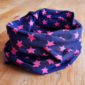 Könnte beinhalten: Ein marineblauer Halsschmeichler mit einem rosa Sternmuster.