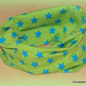 Könnte beinhalten: Ein grüner Stoff-Halswärmer mit einem blauen Sternenmuster.