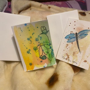 Pintado à mão, cartão em branco aquarela, libélula e cartão de flor