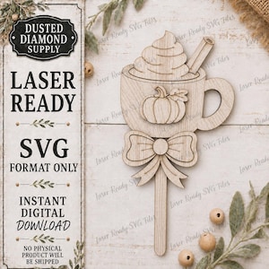 Può includere: Una sagoma in legno di colore chiaro a forma di tazza riempita con panna montata e una stecca di cannella, con un disegno di zucca sul davanti e un fiocco alla base, fissata su un bastoncino. Il testo DUSTED DIAMOND SUPPLY LASER READY SVG FORMAT ONLY è visibile.