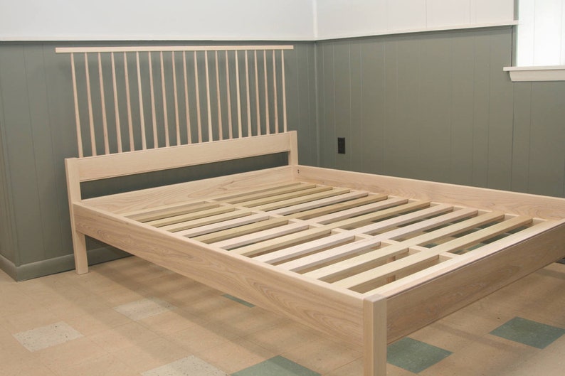 Ash Shaker Style Spindle Back Bed Whitewashed Frame Image 0