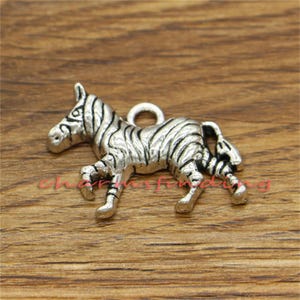 15 stuks zebrabedel dierenbedel antiek zilver 30 x 20 mm cf2645