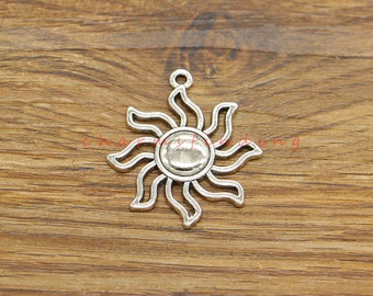 10 piezas de dijes de sol grandes, dijes celestiales, tono plateado antiguo, 30x33mm cf4903