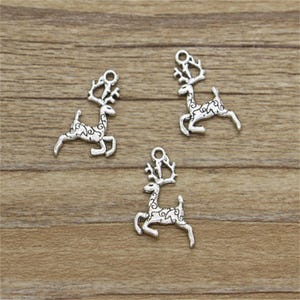 50 piezas de dijes de reno y ciervo, dijes navideños, tono plata antigua, 25 x 23 mm, cf1176