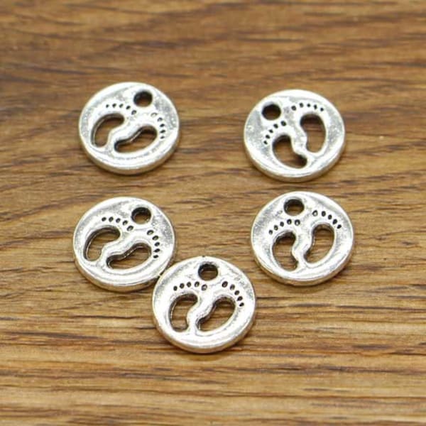 50pcs breloques pieds de bébé nouveau-né breloques ton argent antique 11x11mm cf1590