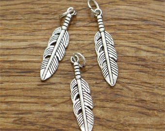 Puede incluir: Tres abalorios de plumas de plata con un diseño detallado. Los abalorios son perfectos para la elaboración de joyas o para añadir un toque de estilo bohemio a tus manualidades.