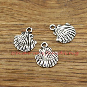 Pode incluir: Três pingentes de concha do mar de metal prateado com um laço para prender a joias ou outras manualidades.