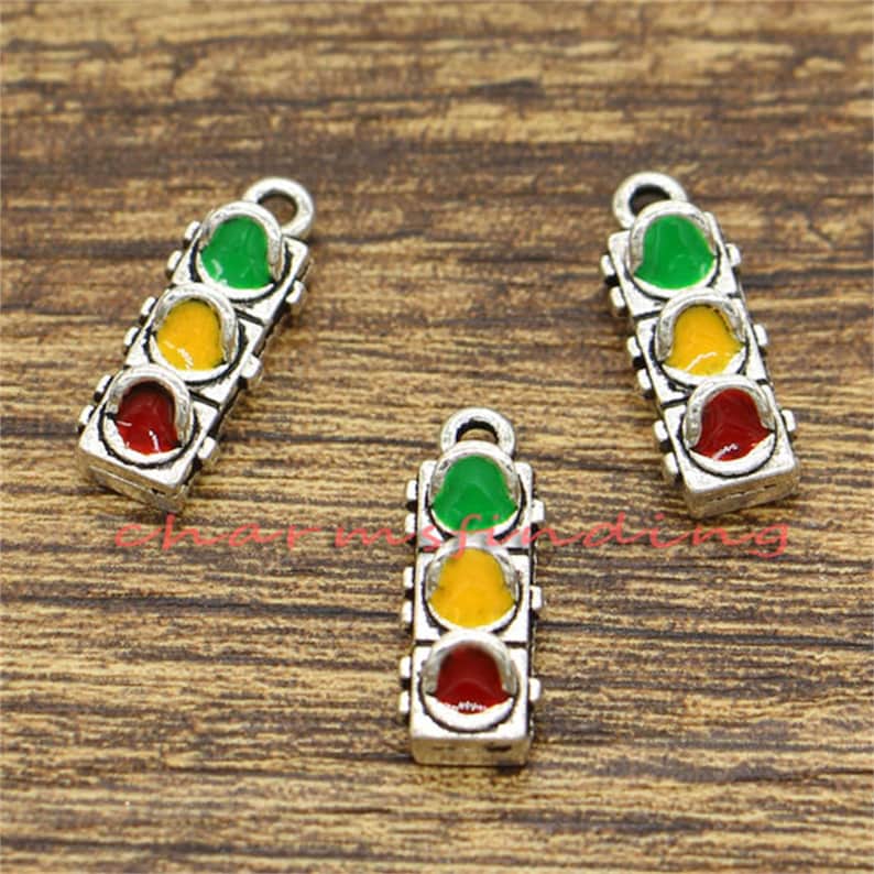 Pu&ograve; includere: Tre ciondoli d'argento a forma di semaforo. Ogni luce ha una luce verde, gialla e rossa. I ciondoli sono perfetti per aggiungere un tocco unico ai gioielli.