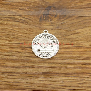 10 Uds. Dijes de gorra para el día de graduación 2024 Diploma de posgrado y sombrero dijes de regalo tono plata antiguo 22x25mm cf4782