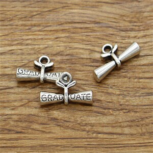 20 piezas de dijes de graduación en 3D, dijes de diploma en tono plateado antiguo, 21 x 11 mm, cf1803