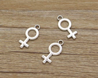 50pcs Símbolo de género Charms Amuletos femeninos Tono plateado antiguo 8x18mm cf0751