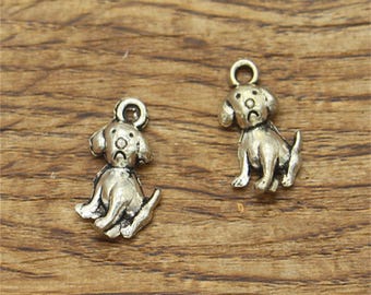 50個 犬チャーム 座っている犬チャーム アンティークシルバートーン 17 x 10 mm cf1629