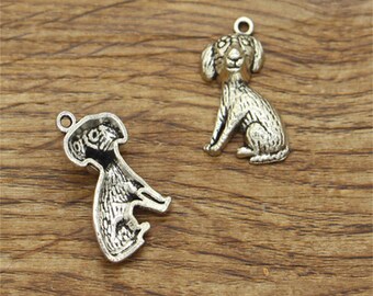 20個 座っている犬チャーム 動物チャーム アンティークシルバートーン 22 x 13 mm cf1527