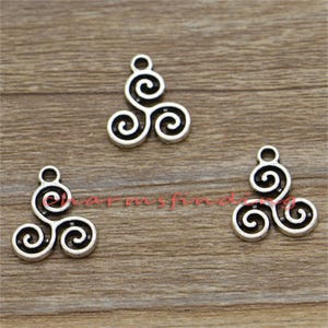 30個 渦巻きフラワーチャーム アンティークシルバートーン 16 x 13 mm cf2357