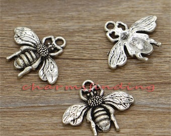 Puede incluir: Tres abalorios de abeja plateados con alas y cuerpos detallados. Los abalorios tienen un aspecto vintage y son perfectos para la elaboración de joyas o manualidades.