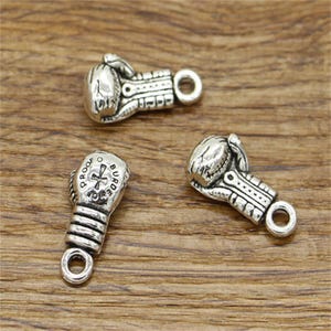 ボクシンググローブチャーム アンティークシルバートーン 10 x 22 mm cf2556 10個