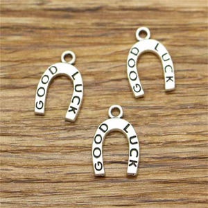 50 pezzi ciondoli a ferro di cavallo portafortuna argento antico 12 x 18 mm cf2685
