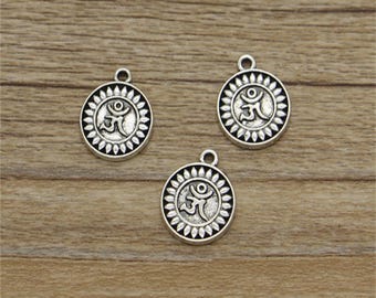 30個 OM チャーム Ohm ヨガ 瞑想 アンティーク シルバー トーン 15 x 13 mm cf1012