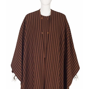 Puede incluir: Una capa de rayas marrones y negras con cierre de botón.