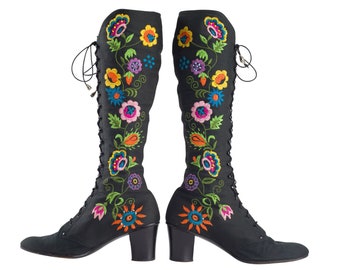 Mayfair Shoe Salons (Jerry Edouard) 1970s Vintage Floral Embroidered Black Canvas Lace-Up Boots Sz 7 B