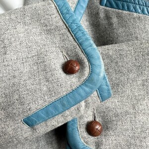 Courrèges 1983-84 F/W Graue Wolle Blaue Lederstreifen Vintage Jacke Gr XS S Bild 8