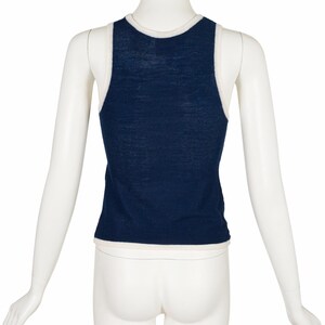 Peut inclure: D&eacute;bardeur bleu marine avec bordure blanche, pr&eacute;sent&eacute; sur un mannequin. Le haut sans manches a une encolure d&eacute;gag&eacute;e et une bordure blanche contrastante le long de l'encolure et des emmanchures. Vue arri&egrave;re du haut.