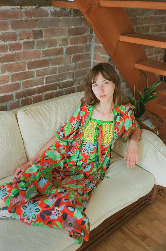 Ann Reeves & Co. 1970s Vintage Floral Mixed Print Lace-up Tassel