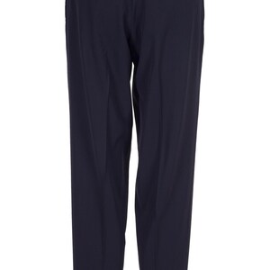 以下が含まれることがあります： ネイビーブルーのハイウエストで仕立てられたパンツ。ボタン留めとポケットが付いています。生地は滑らかで織られた素材のようです。白いマネキンに展示されています。