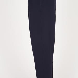 以下が含まれることがあります： 斑点のあるマット仕上げのセラミックマグカップ3個セット。各マグカップは、ライトブルー、クリーム、グレーと異なる色です。シンプルでモダンなデザインで、コーヒーや紅茶に適しています。