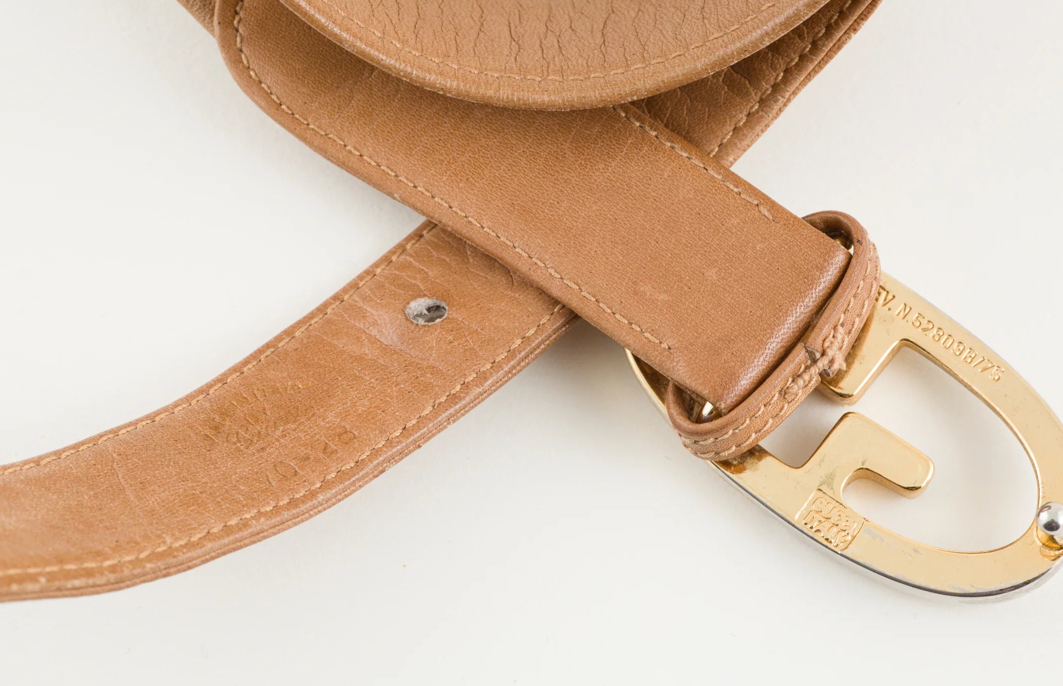 Gucci 1970s Vintage GG Buckle Beige Monogram Leather Waist  display picture 2
