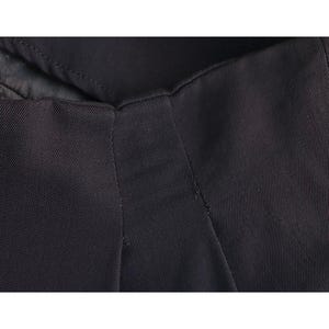 以下が含まれることがあります： クリーム色、ライトグレー、ダークグレーの3色の、つや消し仕上げの陶器製マグカップのセット。各マグカップはシンプルでモダンなデザインで、丸みを帯びたハンドルが付いています。