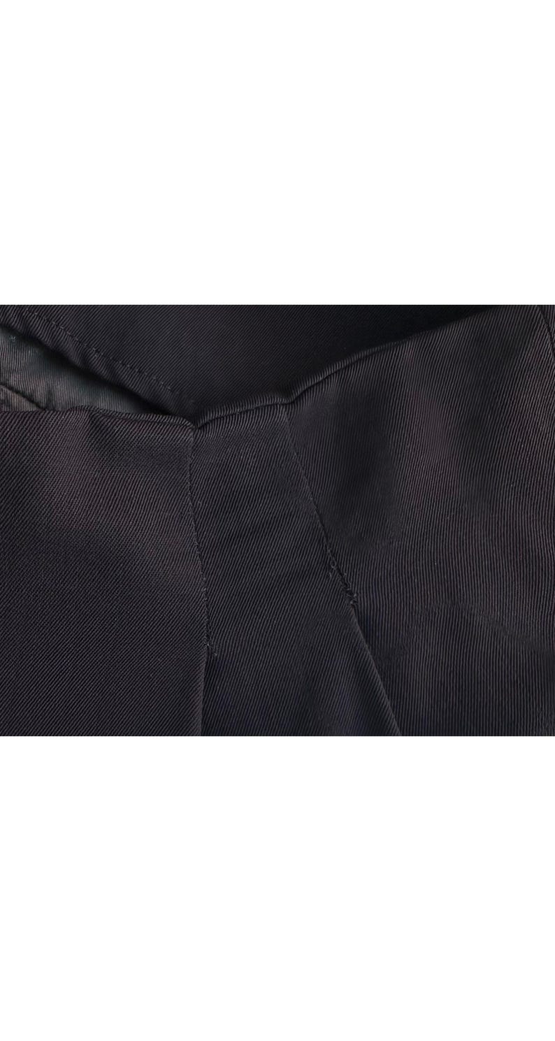 以下が含まれることがあります： クリーム色、ライトグレー、ダークグレーの3色の、つや消し仕上げの陶器製マグカップのセット。各マグカップはシンプルでモダンなデザインで、丸みを帯びたハンドルが付いています。